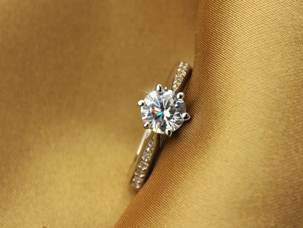 Éclat Solitaire Ring