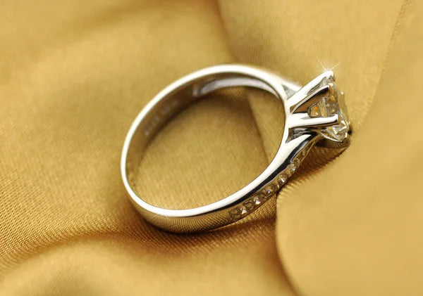 Éclat Solitaire Ring